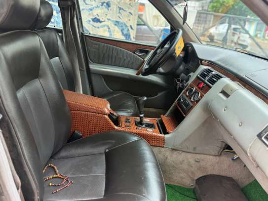 Mercedes Benz e200 image 5