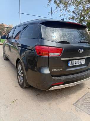 Location kia carnaval 9 places image 2
