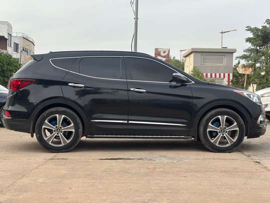 Hyundai Santafé venant 2018 full options 2.0L image 3