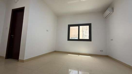 Appartement moderne lumineux avec grandes baies vitrées image 3