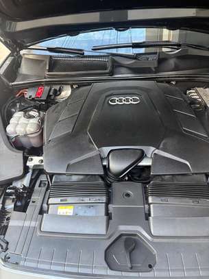 Audi Q8 Gris 2021 image 7