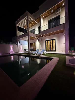 Villa meublée R+1 à vendre à Ngaparou image 4