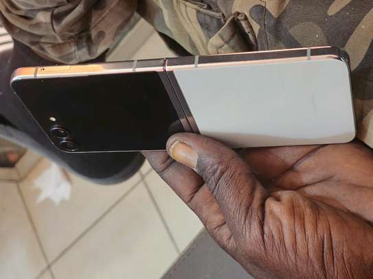 Samsung galaxie Z flip 5 256GB 8GB image 4