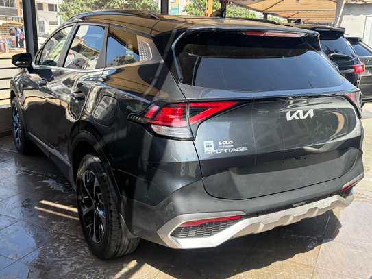 Kia Sportage 2023 SUV noir moderne et spacieux image 4