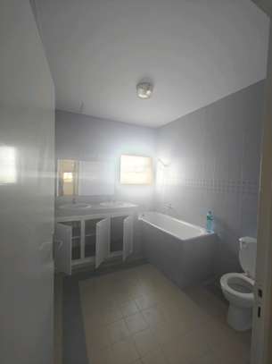 Appartement a louer point E image 11