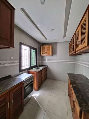 Appartement moderne de 2 chambres et salon à sacré cœur image 3
