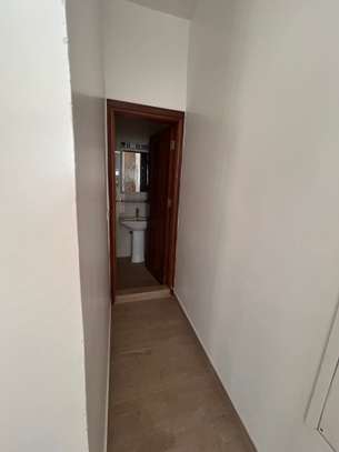 showroom  avec deux portes à louer aux almadies image 7