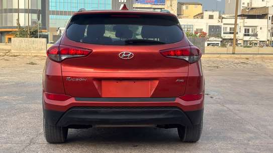 HYUNDAI TUCSON full image 3