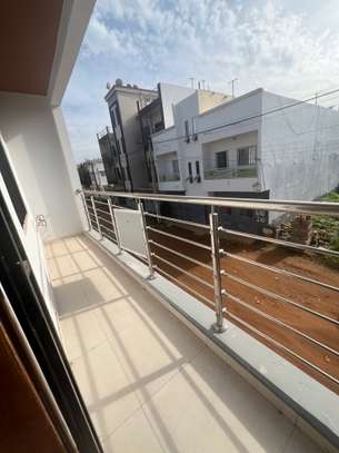 Maison individuelle moderne avec balcon et garage à Dakar image 6