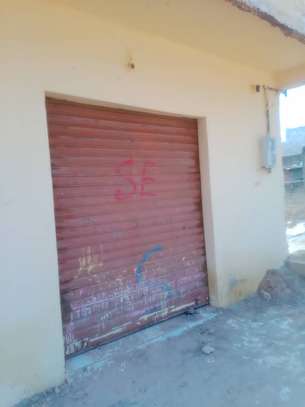 Magasin à Louer à Touba Mbal à côté du marché Ocass image 2