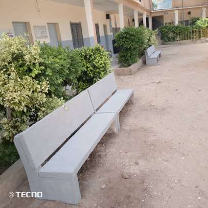 Pavé vibré et bancs publics image 5