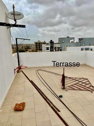 Villa R+2 TF à vendre à Kounoune dans une cité fermée image 2