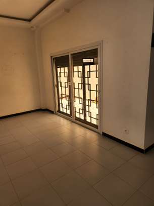 Villa R+1 à louer Mbao image 9