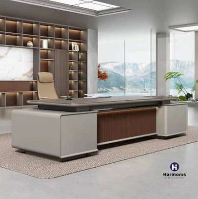 Des tables de bureau – Élégance, solidité et fonctionnalité image 4