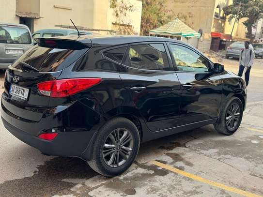 Hyundai SUV noir spacieux maniable et fiable image 14
