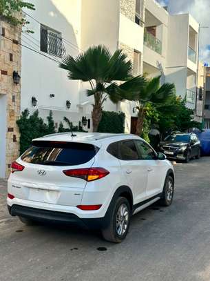 Hyundia tucson image 4