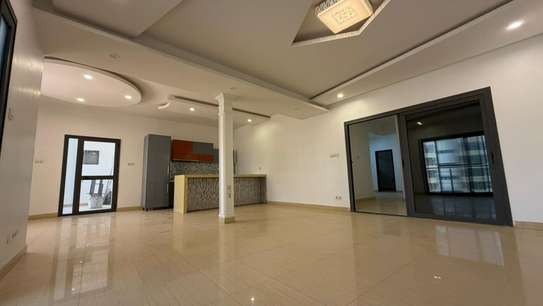 Appartement moderne lumineux avec grandes baies vitrées image 6