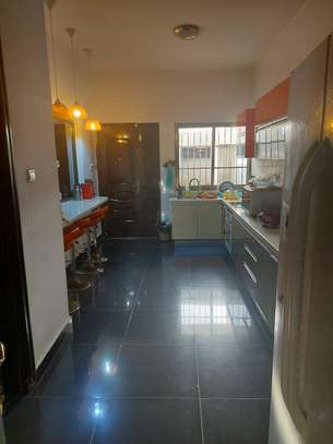 Villa R+1 à louer avec les meubles coté Ecole Mariama Niasse image 4