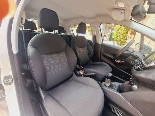 Peugeot 208 image 8