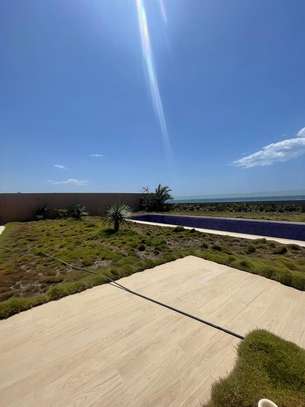 Villa neuve de 1000 m² pied dans l' eau Almadies image 2