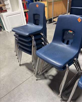 Chaises en plastique et chaises de bureaux image 4
