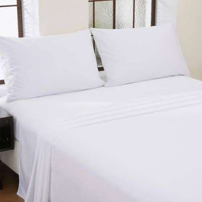 Drap blanche 100% coton avec 2 oreillers image 2