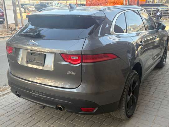 Jaguar F-Pace 2019 SUV gris métallisé image 4