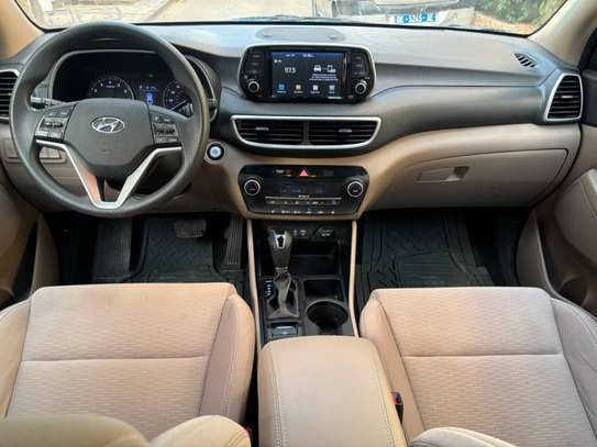 Hyundia Tucson image 2