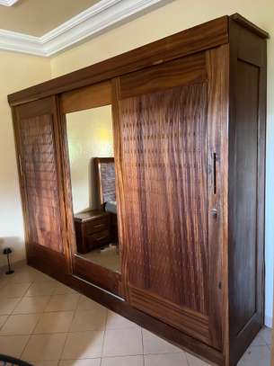 Lit 3 places + armoire 6 battants + commode image 2
