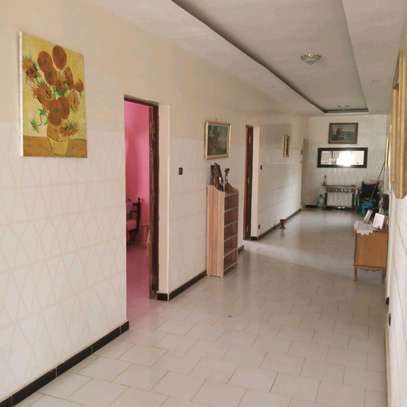 Villa neuve meublée de 500m2 à vendre à Mboro image 7