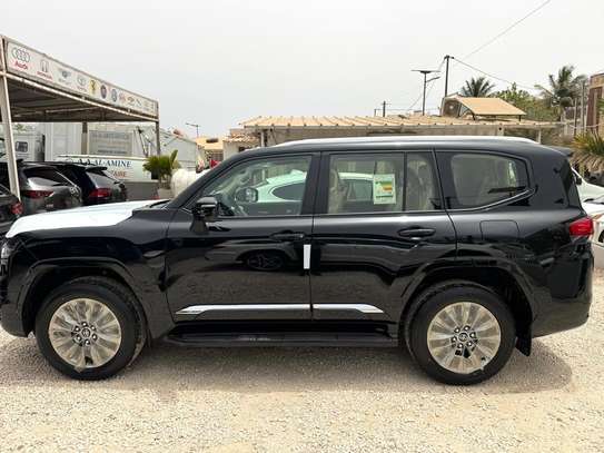 Toyota land cruiser LC300 image 8
