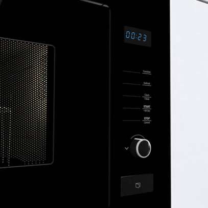MICRO ONDE 25LITRES HISENSE ENCASTRABLE AVEC GRILLE NOIR image 5