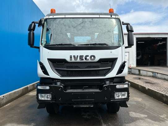 CAMION PORTEUR GRUE IVECO TRAKKER image 9