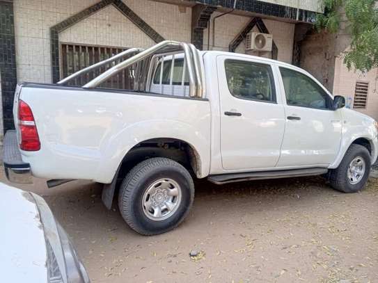 Toyota Hilux 4x4 image 6