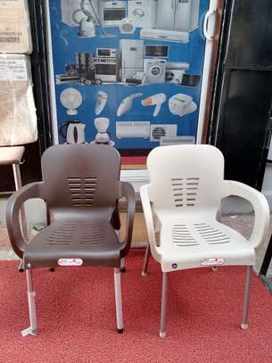 Chaises en plastique image 2