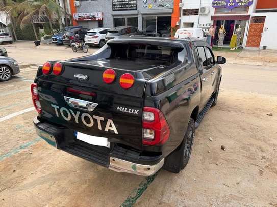Toyota Hilux 2021 noir SUV pick-up pare-buffle image 5