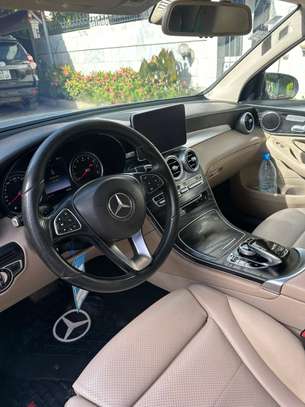 Mercedes Classe C intérieur cuir beige premium image 3
