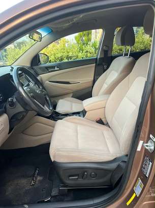 Hyundia Tucson image 5