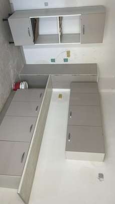 Salle de bain moderne avec douche italienne et WC suspendu image 7