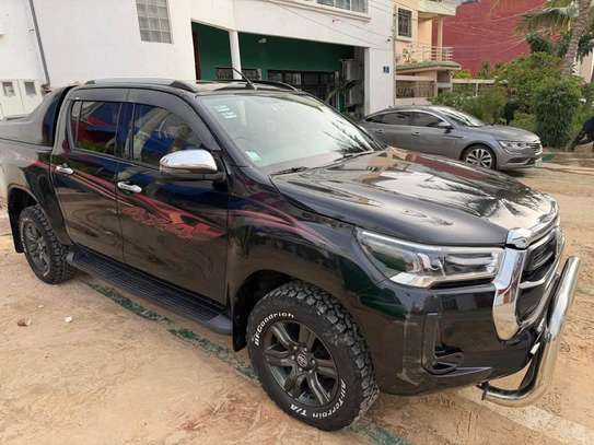 Toyota Hilux 2021 noir SUV pick-up pare-buffle image 4