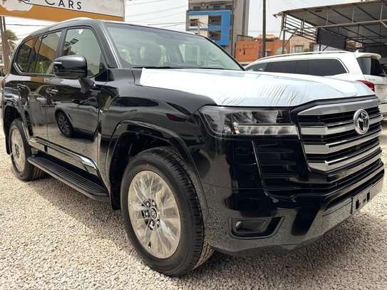 Toyota land cruiser LC300 image 3