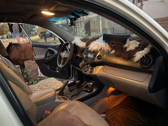 Ndiaye Maana vend un véhicule Toyota RAV4 2012 image 2
