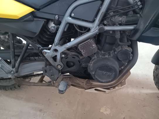 Moto BMW GS 650 jaune noir avec top case polyvalente image 3
