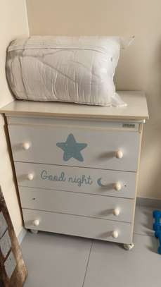 Lot mobilier chambre d'enfants (armoire + commode + bureau image 4