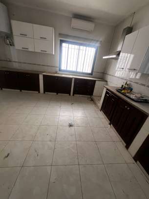 Très jolie villa F8 avec piscine aux Almadies image 4