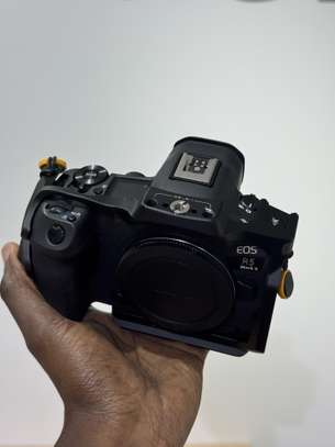 Canon EOS R5 Mark II Avec Cage + Station de charge image 4