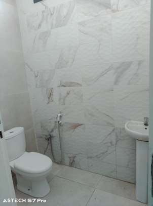 Appartement vide à louer au Point E image 9