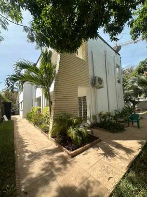 VILLA  R+1   A  LOUER  A FENETRE MERMOZ image 2