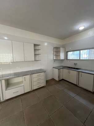 Villa R+1 à vendre au Point E image 7