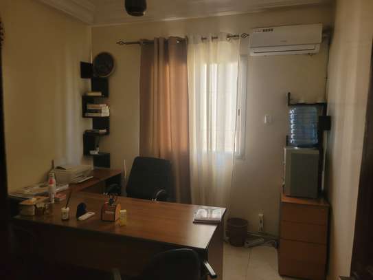 Bureau une pièce à louer par mois image 4